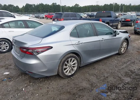 2021 Toyota Camry Le z USA, uszkodzony, nr VIN 4T1C11AK5MU613130